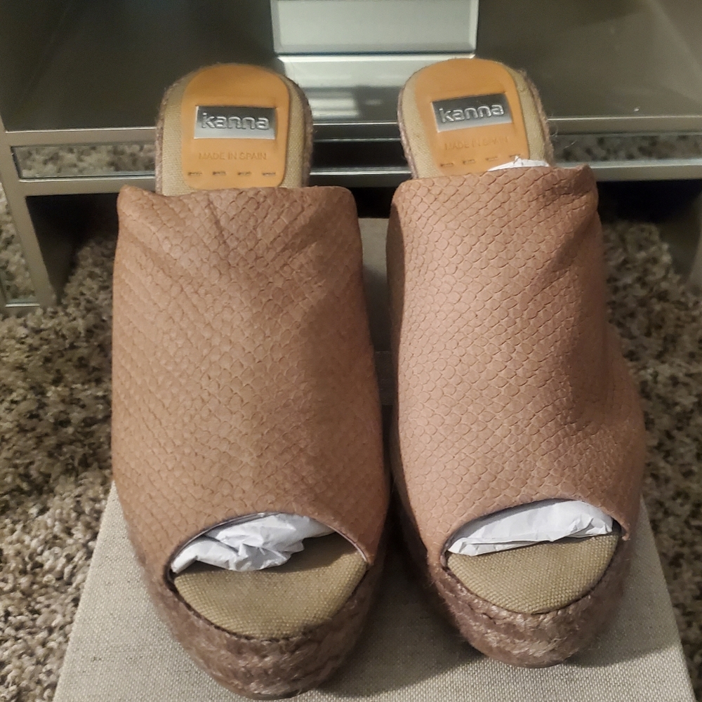 Kanna - Leather Wedges (Like New)